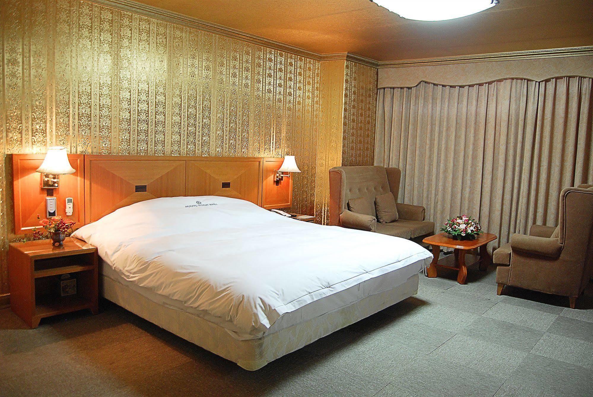Arirang Tourist Hotel Changwon Buitenkant foto