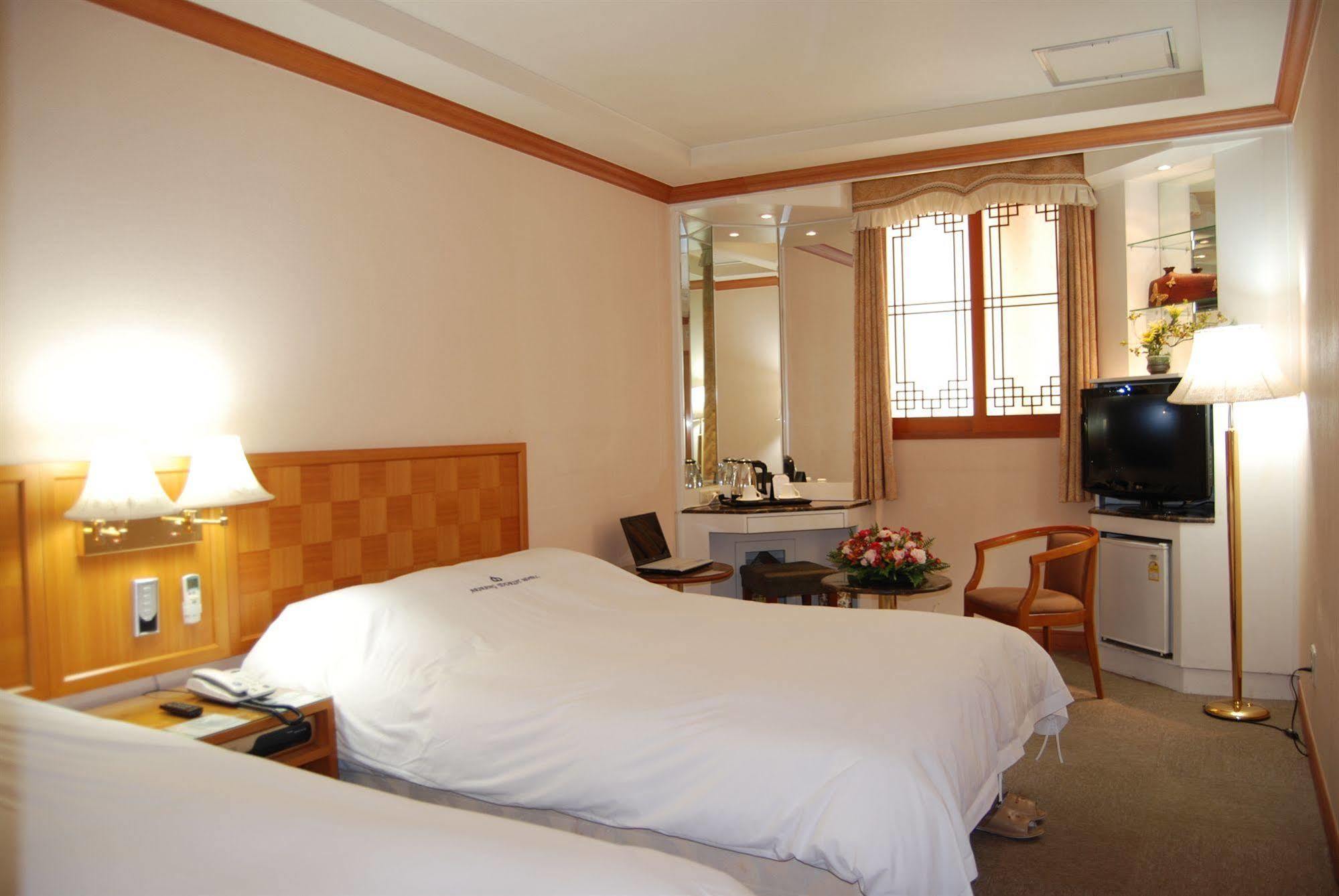 Arirang Tourist Hotel Changwon Buitenkant foto