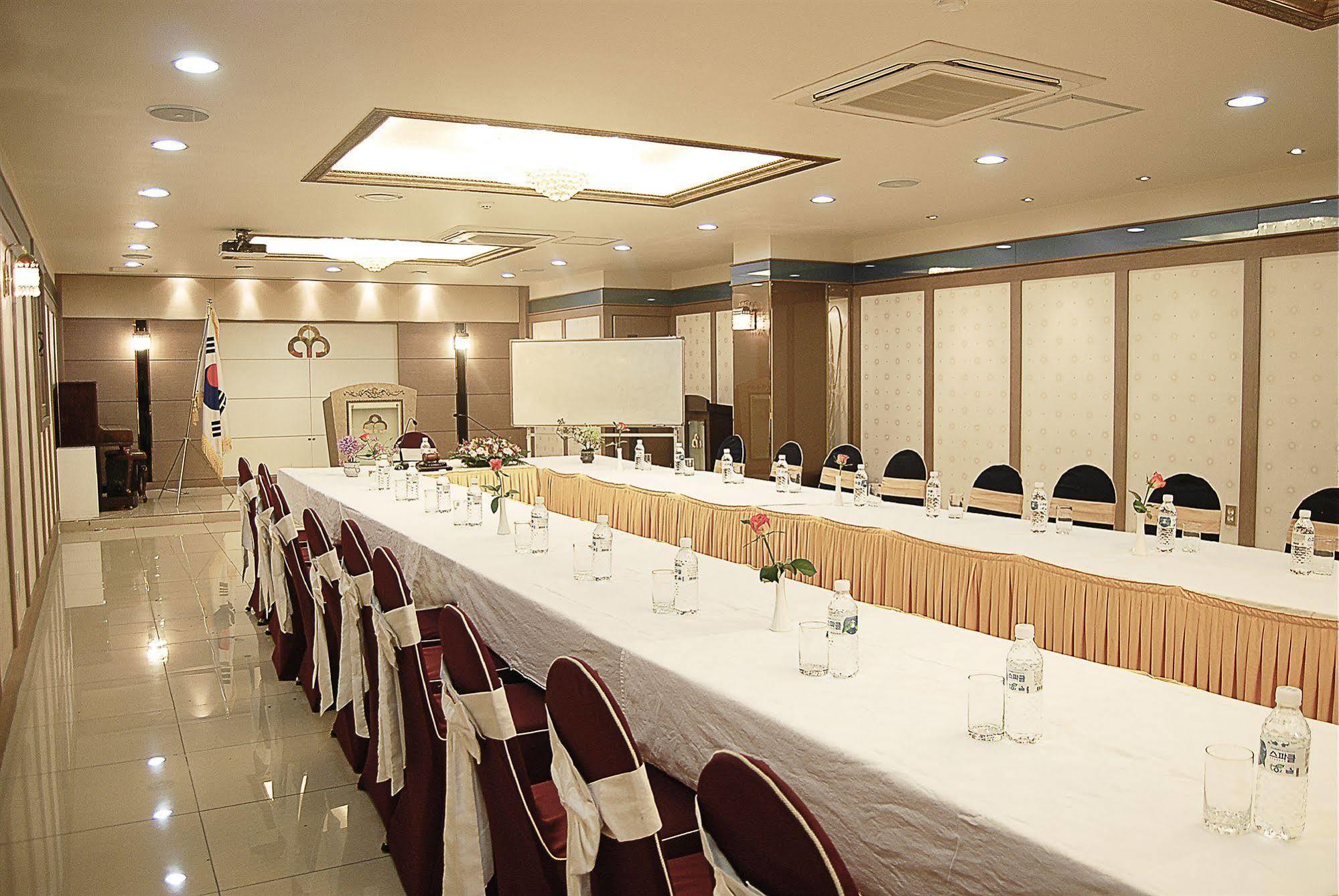 Arirang Tourist Hotel Changwon Buitenkant foto